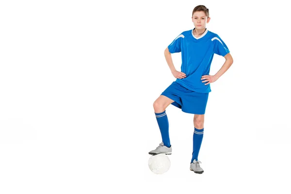 Niño con pelota de fútbol haciendo patada voladora — Foto de Stock