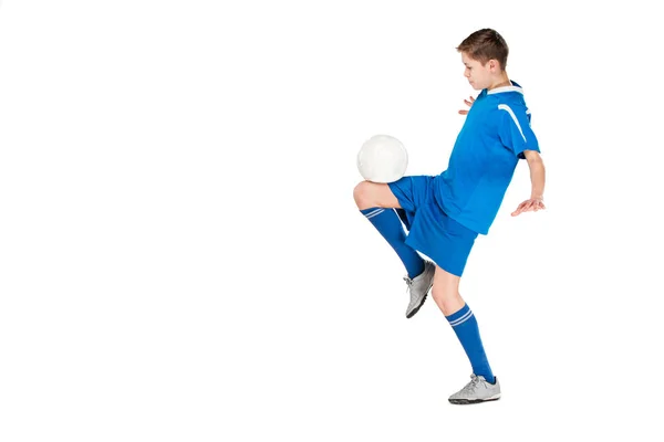 Jongen met voetbal doen vliegende kick — Stockfoto