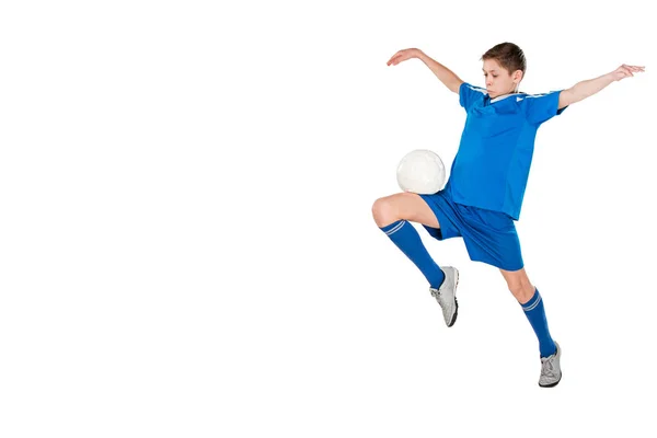 Niño con pelota de fútbol haciendo patada voladora — Foto de Stock