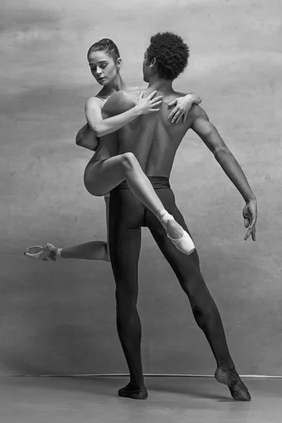 Pareja de bailarines de ballet posando sobre fondo gris — Foto de Stock