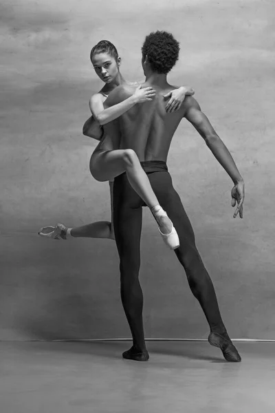 Pareja de bailarines de ballet posando sobre fondo gris — Foto de Stock