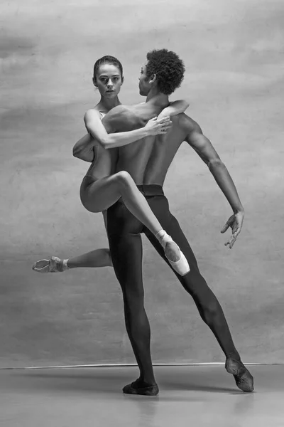 Pareja de bailarines de ballet posando sobre fondo gris — Foto de Stock