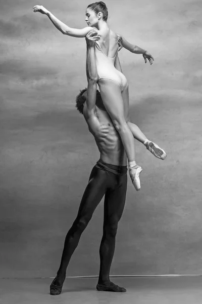 Para tancerzy baletowych, pozowanie na szarym tle — Zdjęcie stockowe