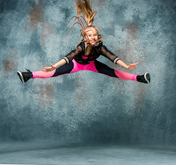 Genç kız break dans duvar arka plan üzerinde. — Stok fotoğraf