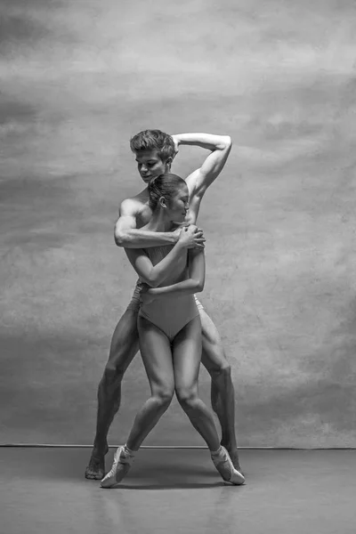 Paar balletdansers poseren over grijze achtergrond — Stockfoto