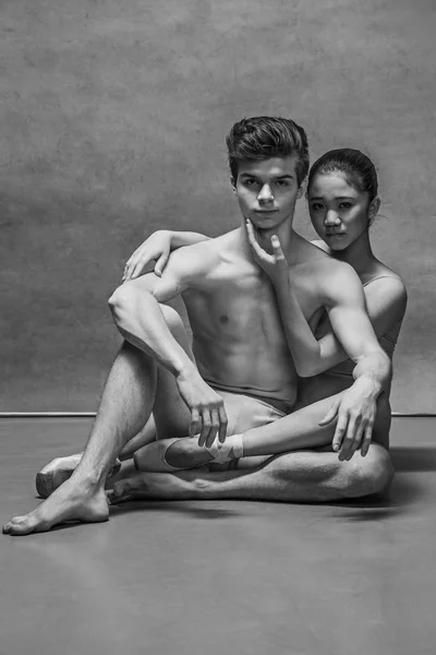 Couple de danseurs de ballet posant sur fond gris — Photo