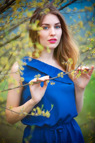 Belle femme blonde dans le parc par une chaude journée de printemps — Photo