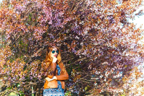 Belle femme blonde dans le parc par une chaude journée de printemps — Photo