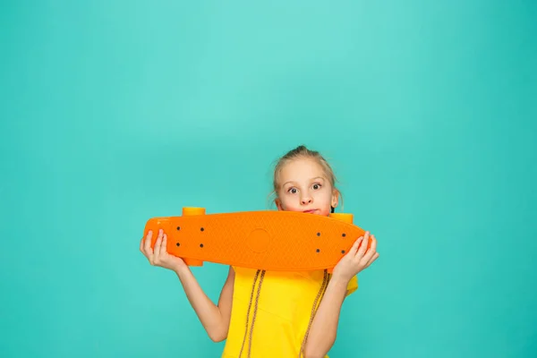 Όμορφη πατινέρ κορίτσι εκμετάλλευση skateboard — Φωτογραφία Αρχείου
