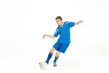 Uçan tekme yaparken futbol topu ile genç çocuk
