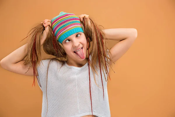Το πρόσωπο της παιχνιδιάρικο ευτυχισμένος έφηβος κορίτσι — Φωτογραφία Αρχείου