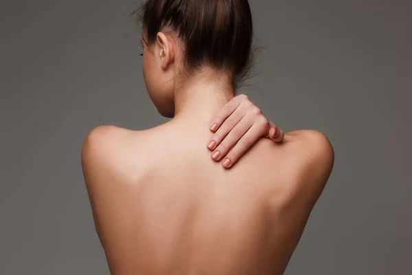 El hermoso cuerpo de las mujeres sobre fondo gris — Foto de Stock