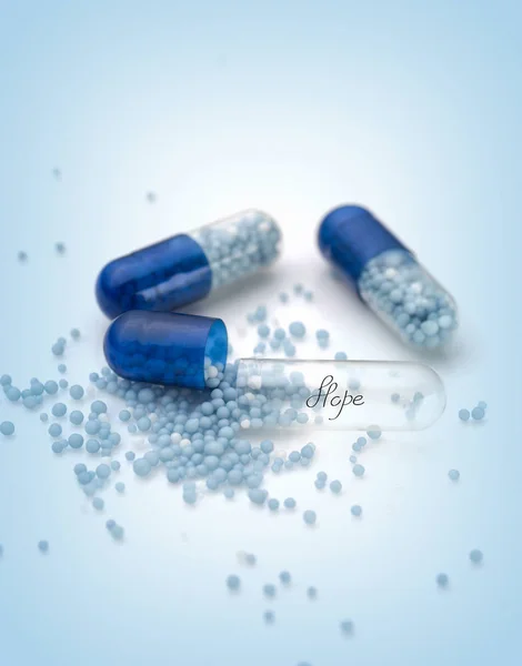 Голубые капсулы и таблетки фон — стоковое фото