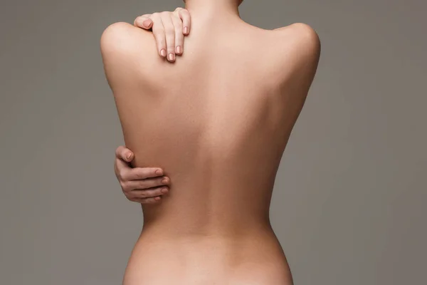 O belo corpo de mulheres no fundo cinza — Fotografia de Stock