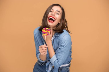 Renkli lolipop genç kadınla
