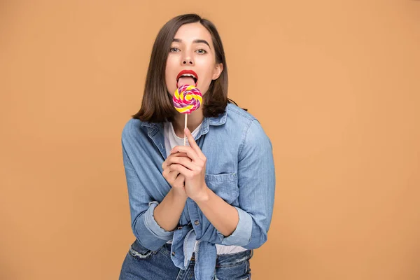 Die junge Frau mit dem bunten Lutscher — Stockfoto