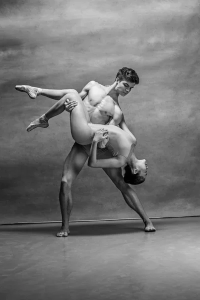 Casal de bailarinos posando sobre fundo cinza — Fotografia de Stock