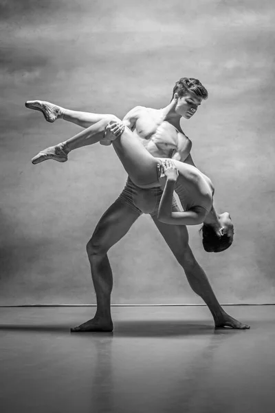 Casal de bailarinos posando sobre fundo cinza — Fotografia de Stock