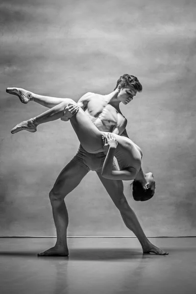 Casal de bailarinos posando sobre fundo cinza — Fotografia de Stock