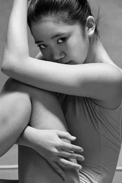 Unavený baletka sedící na šedém pozadí — Stock fotografie