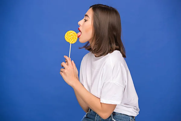 Die junge Frau mit dem bunten Lutscher — Stockfoto