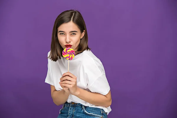 Wanita muda dengan lolipop berwarna-warni — Stok Foto