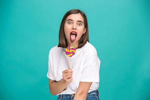 Mladá žena s barevné lízátko — Stock fotografie