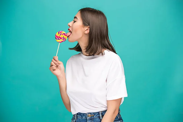 Молода жінка з барвистим льодяником — стокове фото