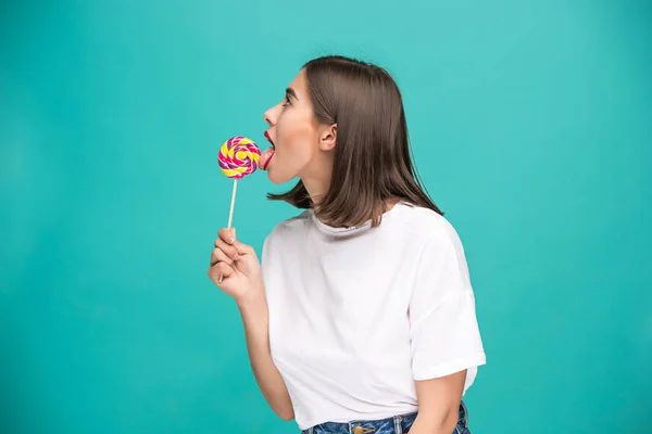 Die junge Frau mit dem bunten Lutscher — Stockfoto