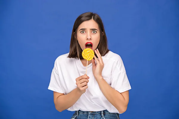 Die junge Frau mit dem bunten Lutscher — Stockfoto