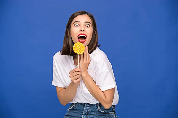 Die junge Frau mit dem bunten Lutscher — Stockfoto