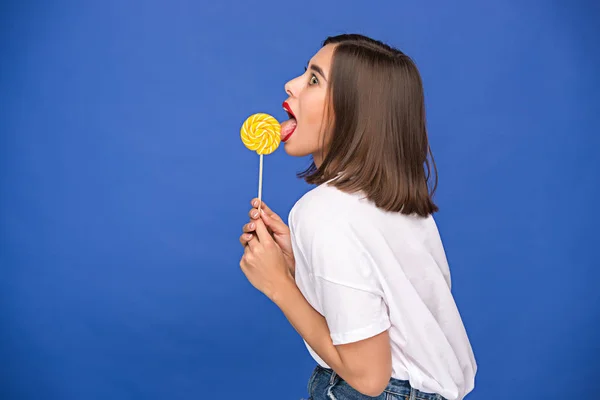 Renkli lolipop genç kadınla — Stok fotoğraf