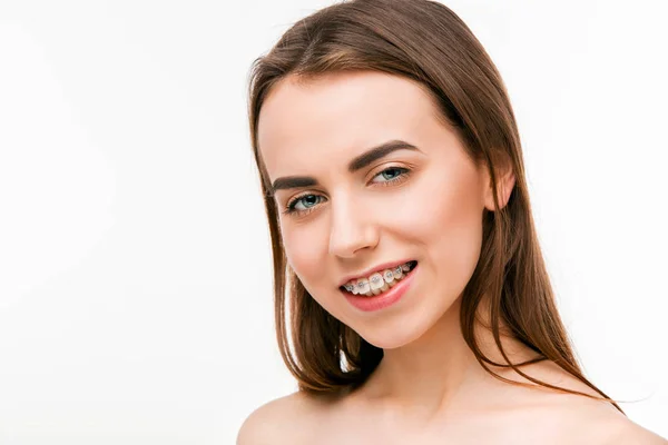 Piękna młoda kobieta z szelkami zębów — Zdjęcie stockowe