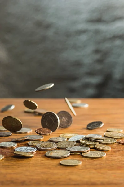 Moedas Prata Ouro Moedas Queda Sobre Fundo Mesa Madeira — Fotografia de Stock