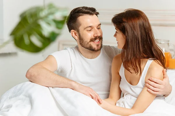 Jeune adulte couple hétérosexuel couché sur le lit dans la chambre — Photo