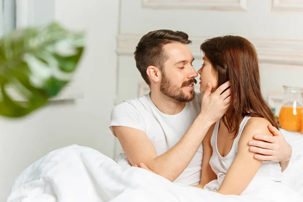 Fiatal felnőtt heteroszexuális pár ágyon a hálószobában — Stock Fotó