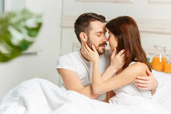 젊은 성인 이성애 부부 침실에는 침대에 누워 — 스톡 사진