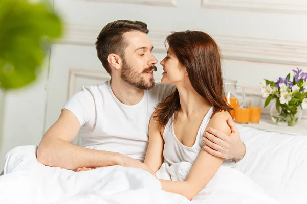 Молода доросла гетеросексуальна пара лежить на ліжку в спальні — стокове фото