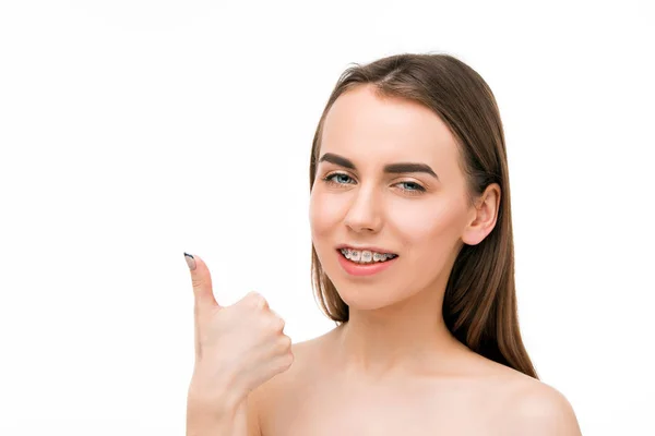 Wanita muda cantik dengan kawat gigi — Stok Foto