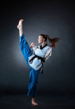 Siyah kuşak karate kızla