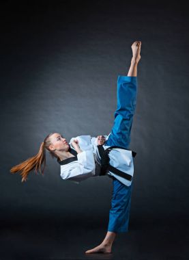 Siyah kuşak karate kızla