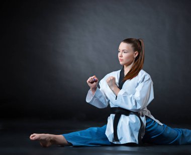 Siyah kuşak karate kızla
