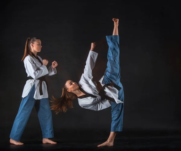 De karate meisje met zwarte band — Stockfoto