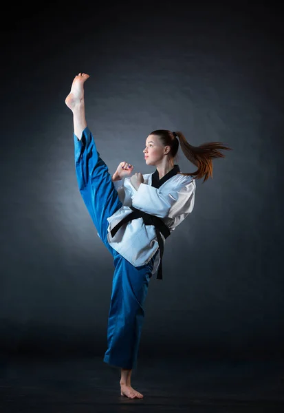 De karate meisje met zwarte band — Stockfoto