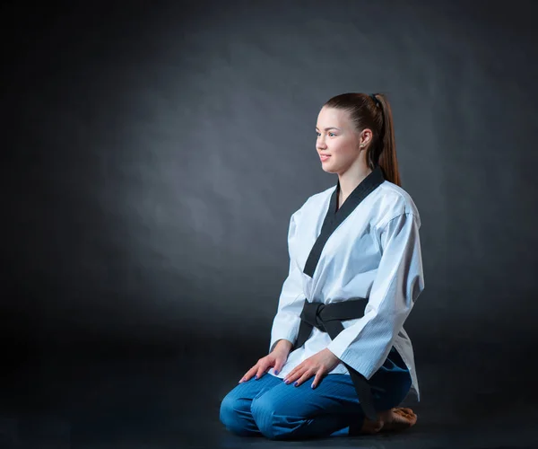 A fekete övet karate lány — Stock Fotó