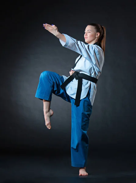 Den karate tjejen med svart bälte — Stockfoto