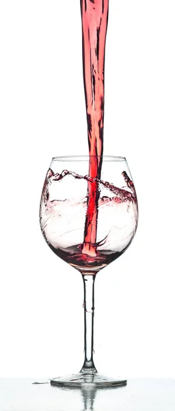 Beyaz zemin üzerine kırmızı şarap splash — Stok fotoğraf