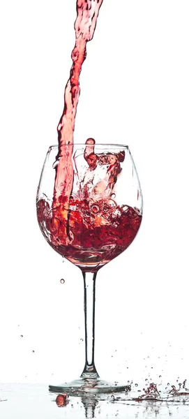 Vino rosso spruzzata su sfondo bianco — Foto Stock