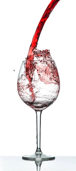 Красное вино брызги на белом фоне — стоковое фото