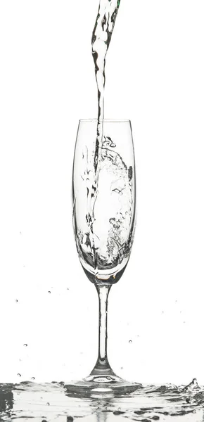 A água salpicando para o vidro no fundo branco — Fotografia de Stock